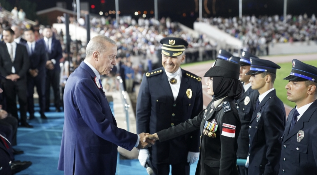 Briptu Nissa with President Erdoğan (Photo: Indonesian Foreign Ministry)