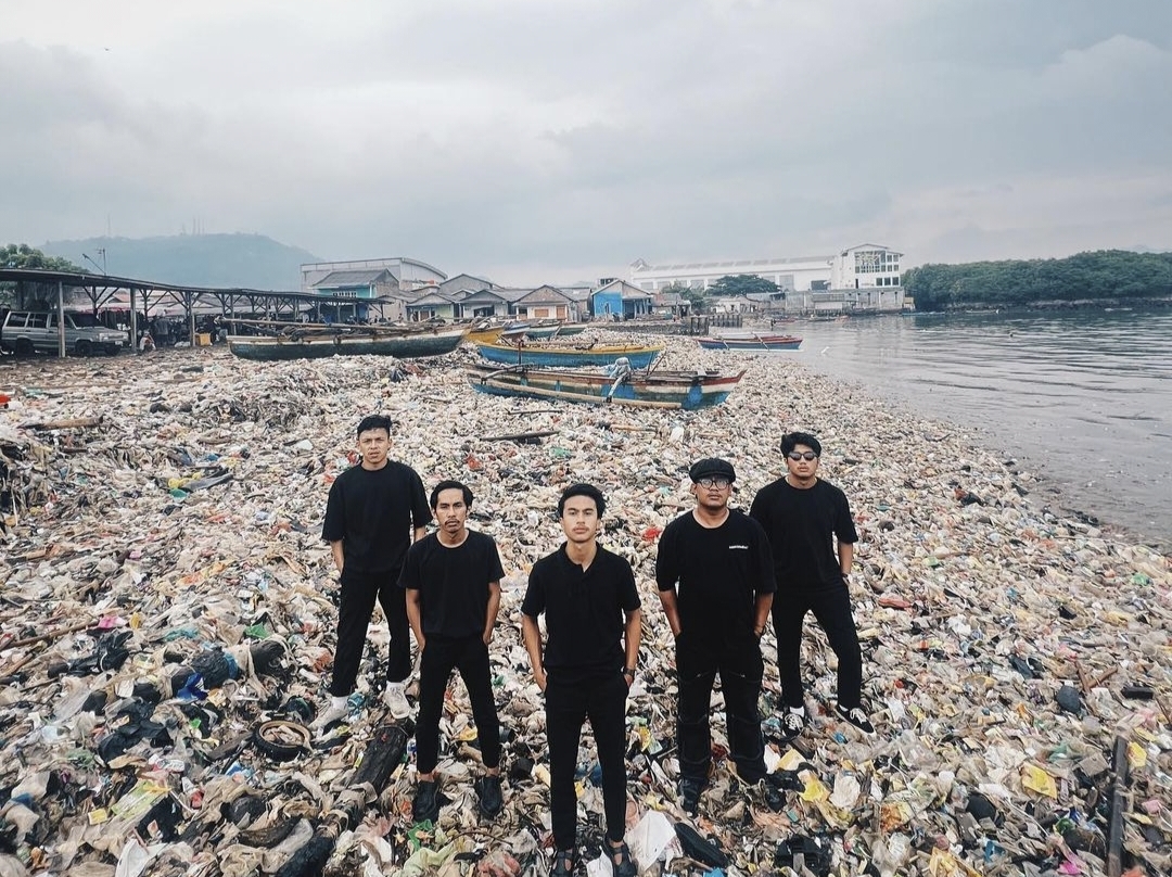 Pandawara Group at no.2 dirtiest beach in Indonesia (photo: instagram.com/pandawaragroup)