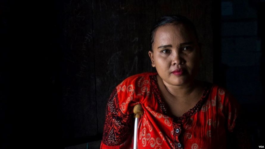 Rasminah and two child marriage victims successfully advocated for raising the minimum age of marriage for girls from 16 to 19 years to prevent child marriages. (Photo: VOA)