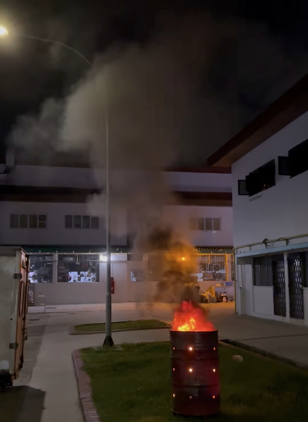 Black smoke can be seen during the burning (Photo: Facebook/Screencapt/Daryl/Complaint Singapore)