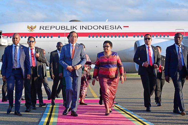President Joko Widodo, accompanied by Tanzania's Minister of Foreign Affairs, Stergomena Tax, was welcomed upon landing at Julius Nyerere International Airport in Dar Es Salaam, Tanzania. (Photo: the documentary of Presidential Secretariat)