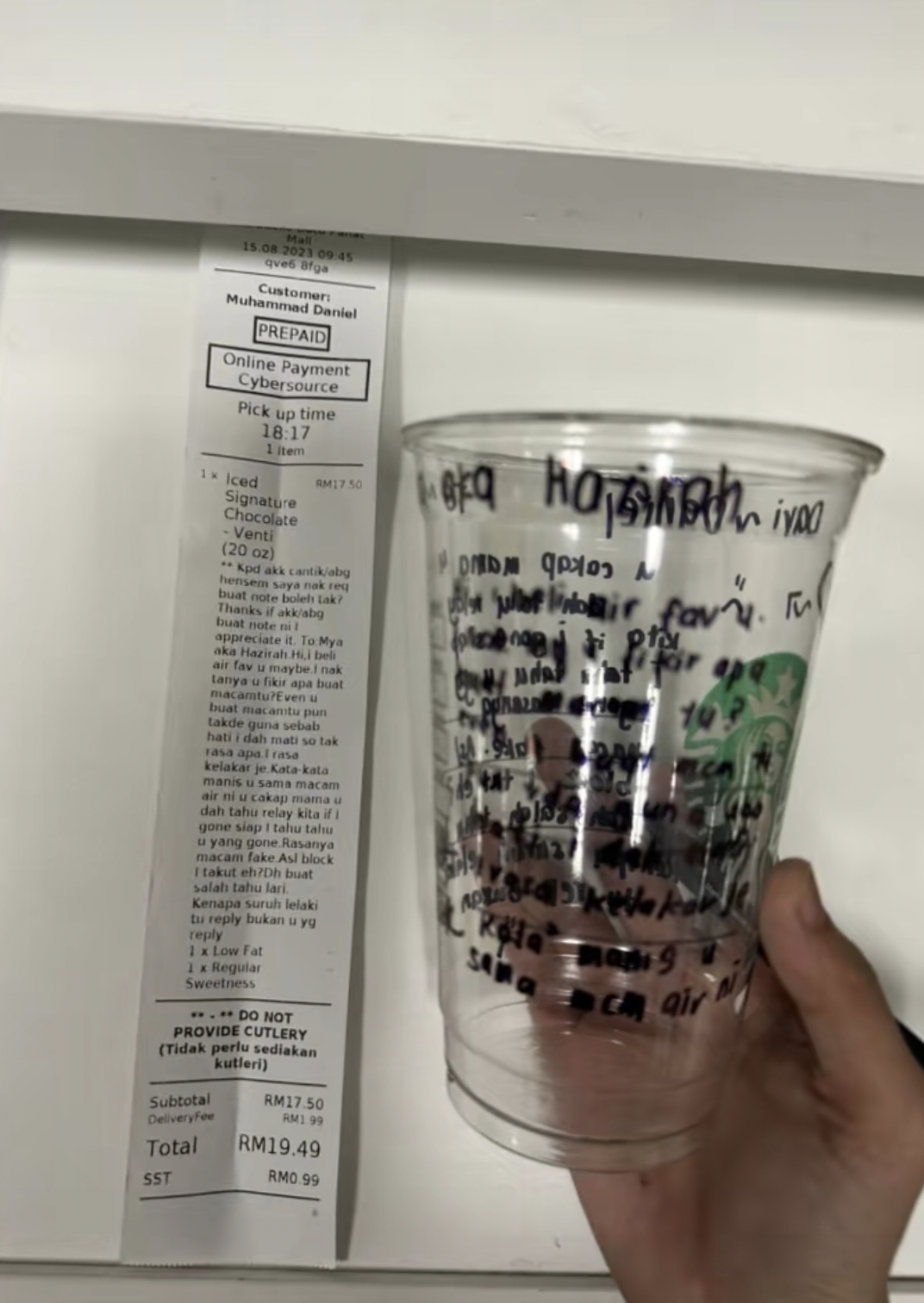 The customers write a long letter to be written on the Starbucks cup (Photo: TikTok/taaararichie)