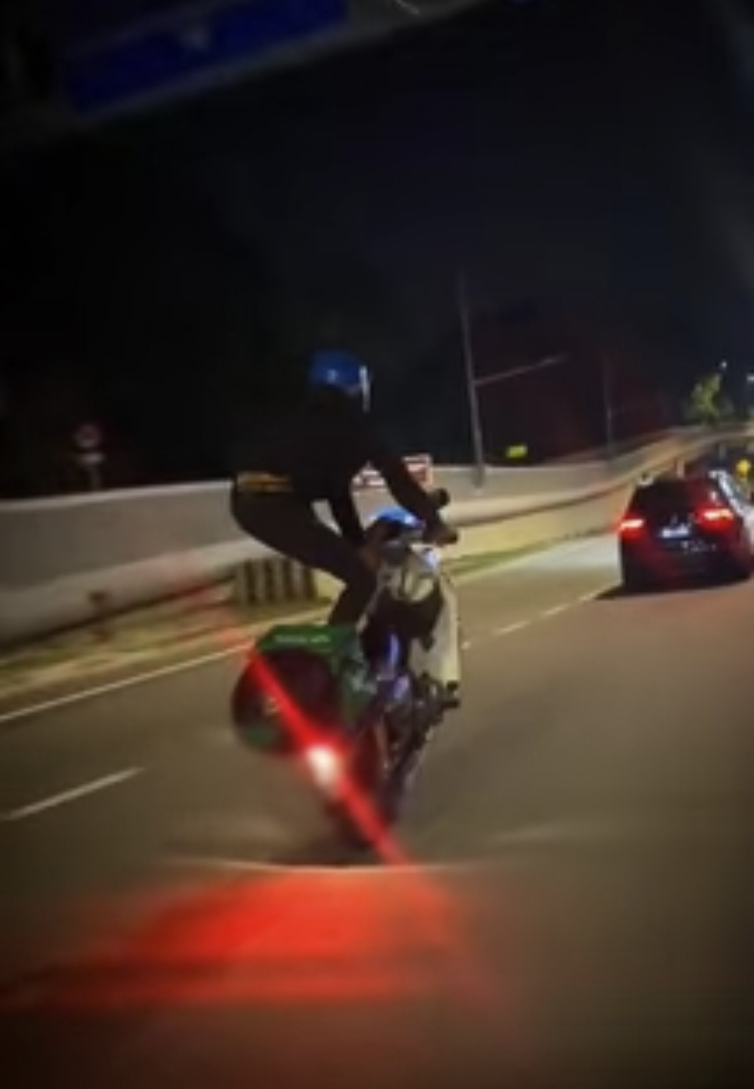 Reckless rider doing wheelie on street in Malaysia (Photo: Facebook/Kementerian Netizen Malaysia)