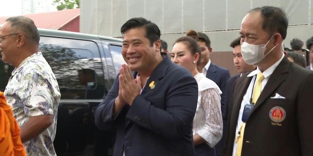 Thai king's son visits temple on surprise trip to kingdom
