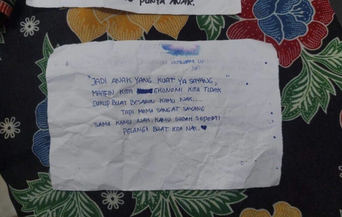 Apology notes for the baby from her parents (Photo: Facebook/Mitha Msi)