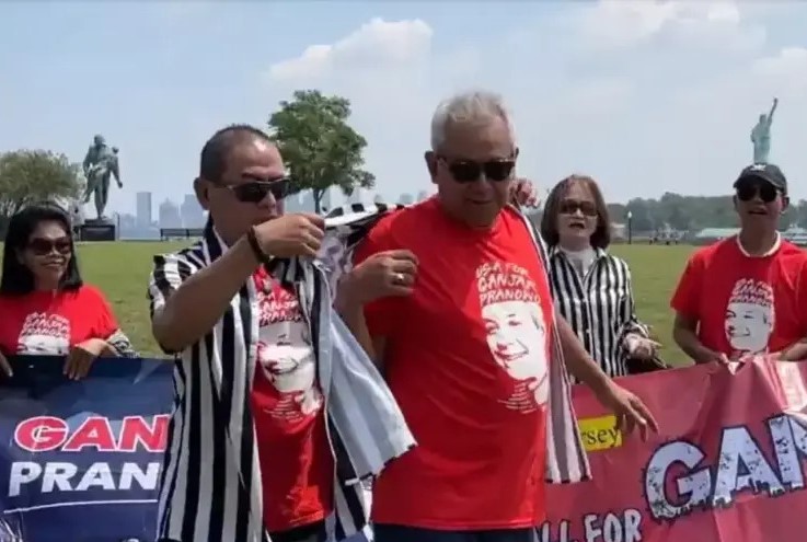 These diaspora members are dressed in red and white tones, adorned with striped shirts that have become a distinctive feature of Ganjar Pranowo's campaign attire.