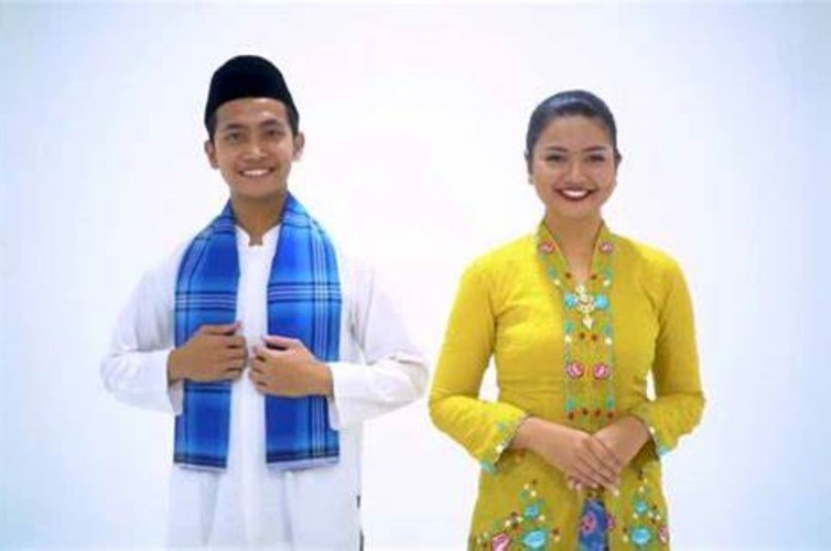 Sadariah & kebaya encim, the traditional Betawi attire.
