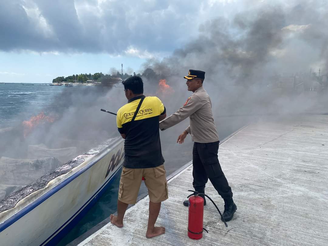 police and citizen tried to put out the fire. (Photo: Facebook/Polres Klungkung)