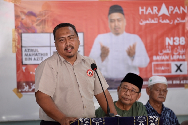 (Standing) Azrul