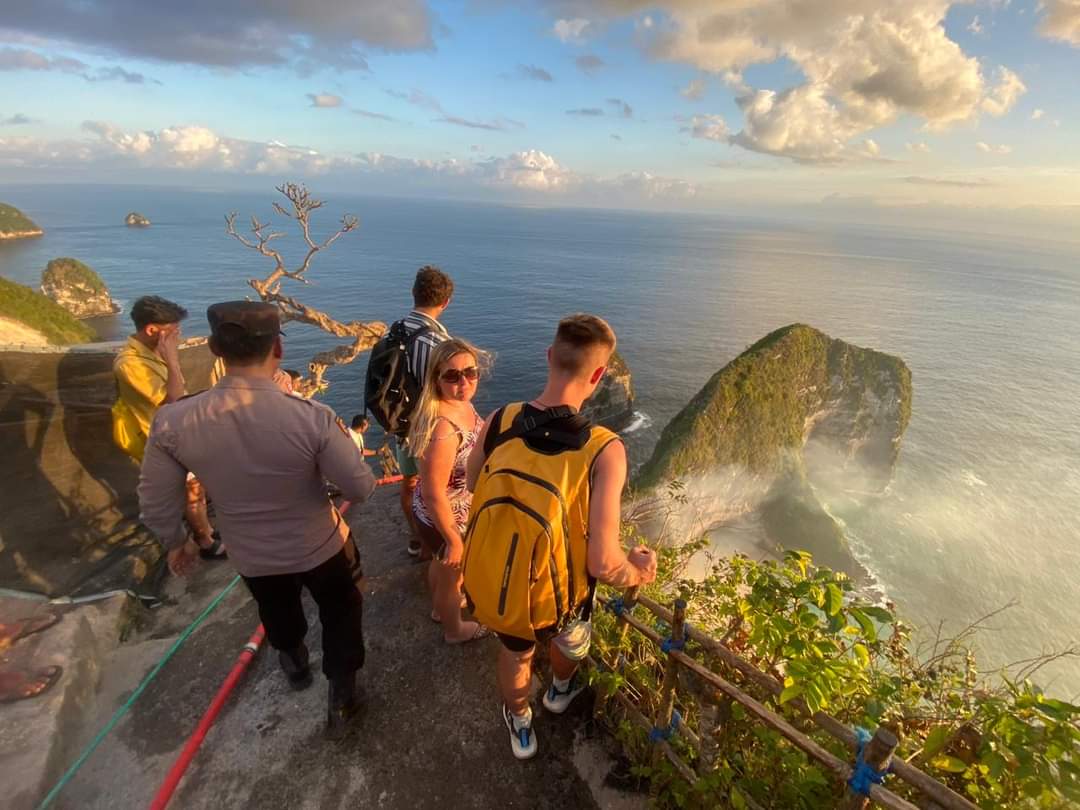 tourists evacuated (Photo: Facebook/Polres Klungkung)