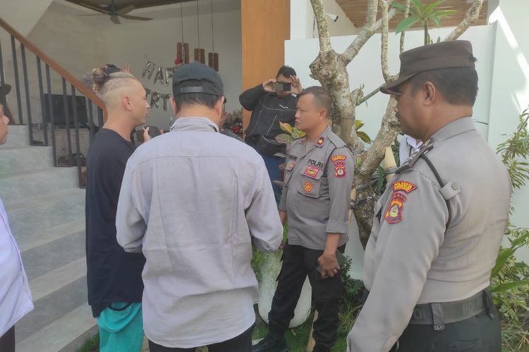 South Kuta Police Chief I Nyoman Karang Adiputra, while interrogating the Russian man, DS (34), for walking naked on Darmawangsa Street, Banjar Petangan, Kutuh Village, South Kuta District, Badung Regency, Bali, on Wednesday (27 Sep). (Photo: KOMPAS.com)