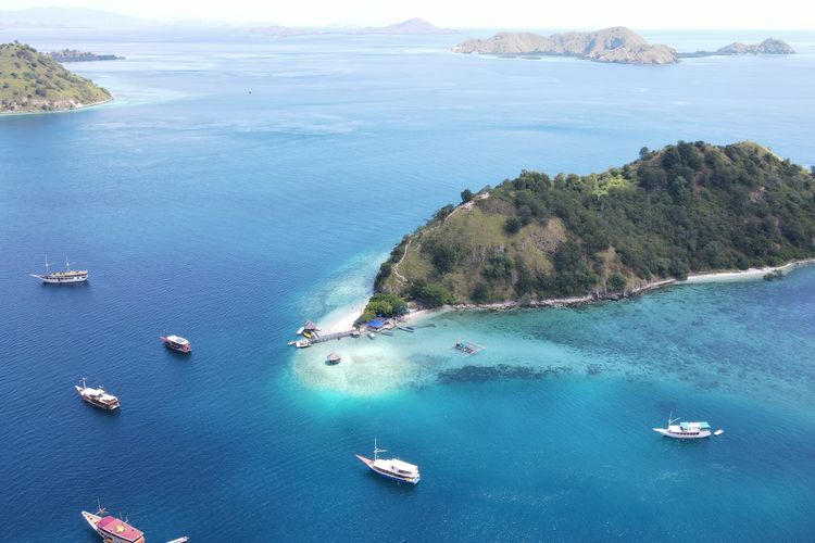 Panoramic view of the beach and tourist boats on Kelor Island, Komodo National Park, Labuan Bajo. (Photo: KOMPAS.com)