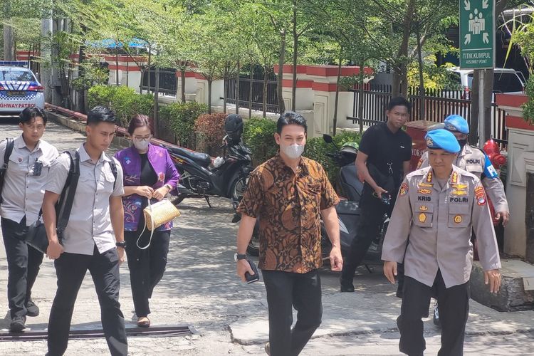 The North Kalimantan Regional Police Chief visited his aide's autopsy at Bhayangkara Hospital in Semarang on Saturday (23 Sep). (Photo: KOMPAS.com)