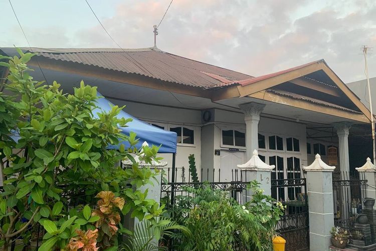The atmosphere at Nur Utami's rented house, a suspect in the money laundering case related to the drug cartel network of Fredy Pratama, appeared quiet after being searched by the Polri Bereskrim team in the Hartaco Permai Housing Complex, Tamalanrea Jaya Village, Tamalanrea Subdistrict, Makassar City, South Sulawesi. (Photo: KOMPAS.com)