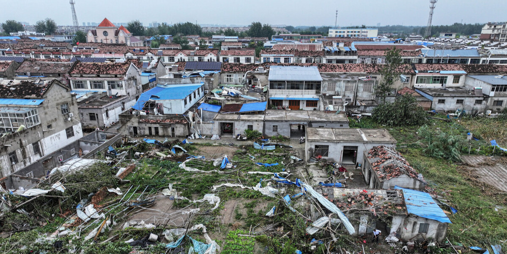 Tornado in eastern China kills 10, hundreds relocated