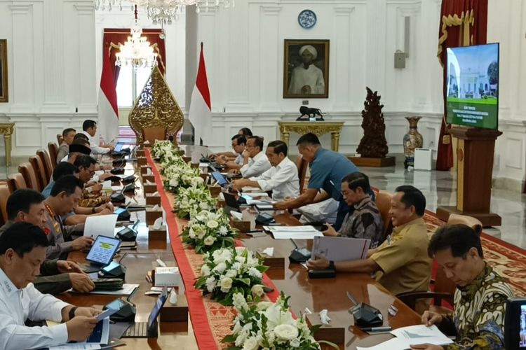President Joko Widodo while leading a closed-door meeting discussing the issue of narcotics at the Presidential Palace in Jakarta on Monday (11 Sep). (Photo: KOMPAS.com)