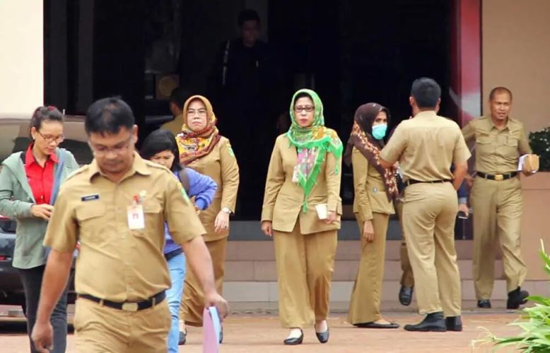 Illustration: Employees of the Local Government Office.