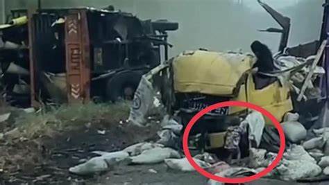 A toddler crawls out of the wreckage of a vehicle severely damaged due to a traffic accident. (Video screenshot).
