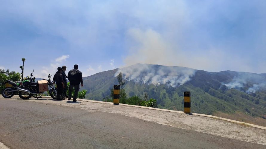 Officials assess the wildfire situation at Mount Bromo in Watangan Block. (Photo: VIVA)