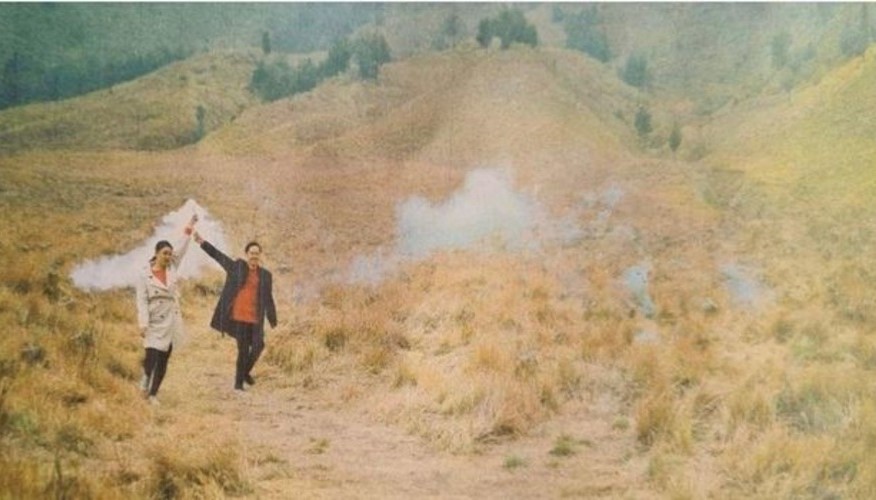 One of the photos from the pre-wedding photoshoot that caused the wildfire in the Mount Bromo area.