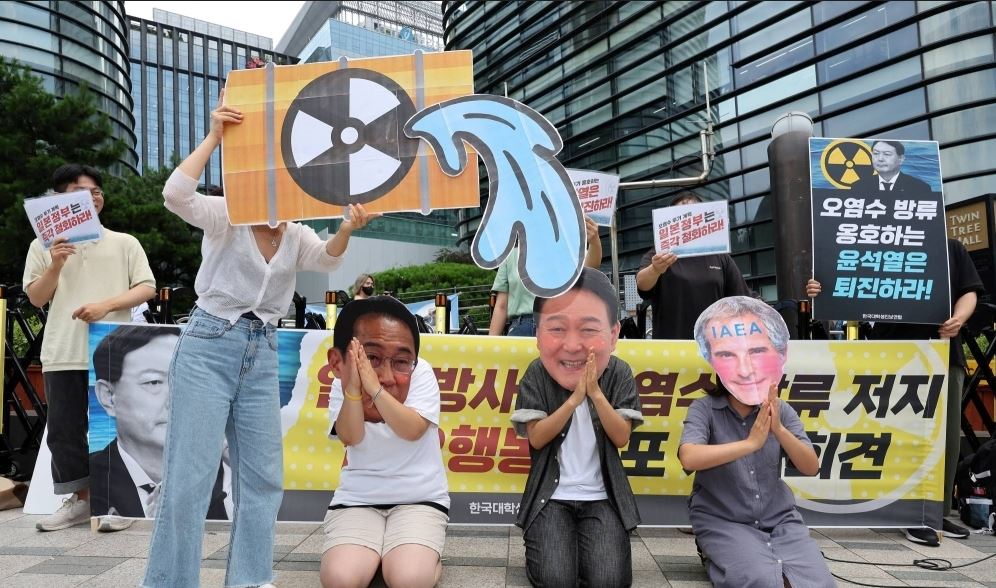 Demonstrators protest against Japan's plan to discharge treated radioactive water from the damaged Fukushima No. 1 nuclear plant into the ocean, in Seoul on 7 July. Photo by YONHAP / REUTERS