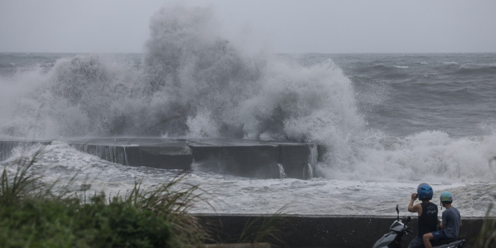 Typhoon Haikui sweeps across Taiwan, weakens to a severe storm
