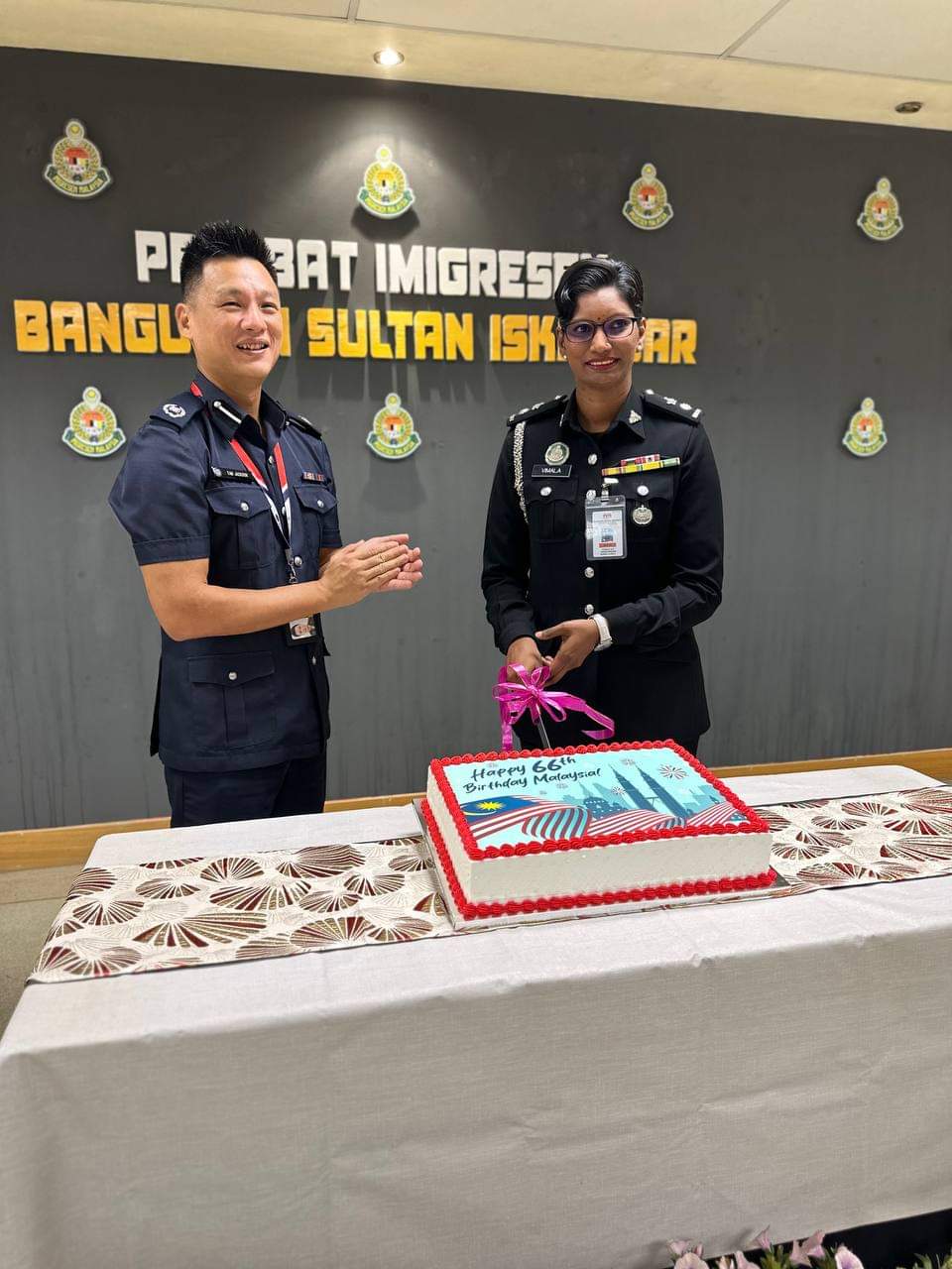 Cake cutting by Ms Vimala, Deputy Head of Immigration BSI (Photo: Immigration and Checkpoints Authority Facebook)