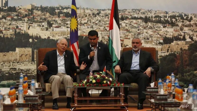 In this image captured , Ismail Haniyeh, a senior figure within Hamas, extends greetings to Malaysia's Prime Minister, Najib Razak, during Najib's visit to Gaza City on January 22, 2013. (Photo: AFP)