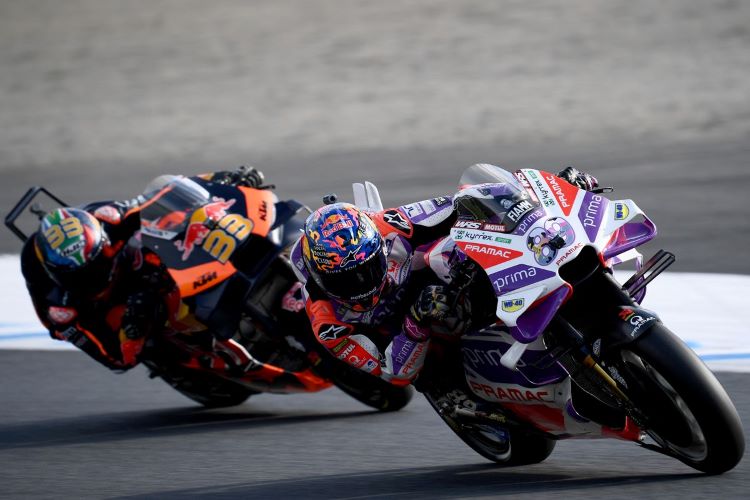 Illustration: Pramac Racing's top rider, Jorge Martin (on the right), battles against Red Bull KTM's racer, Brad Binder, in the sprint race of MotoGP Japan 2023 at the Motegi Circuit in Motegi on Saturday (30 Sept). (Photo: AFP)