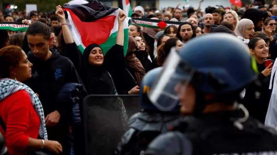 Supporters of the Palestinian cause gathered in the heart of Paris shortly following the prohibition announcement. (Photo: Reuters)