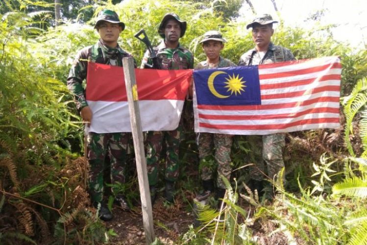 The Indonesian and Malaysian armies conduct joint patrols at border posts in West Kalimantan. (Photo: antaranews.com)