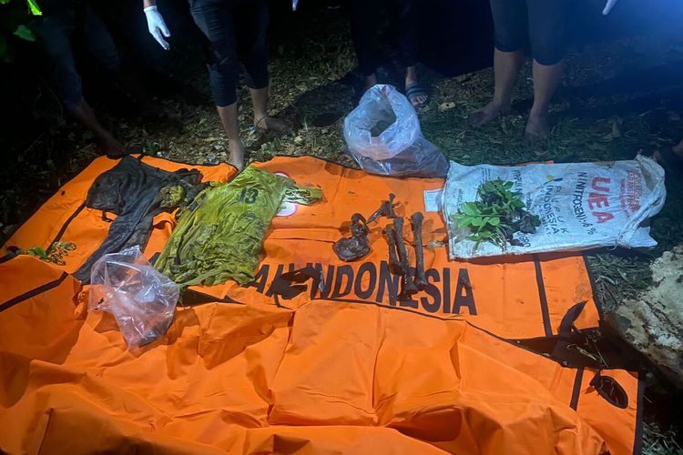 Evidence of a human skeleton found by residents in a drum in the Jurong Iboh River, Reukih Dayah Village, Indrapuri District, on Sunday (1 Oct). (Photo: Documentation from Aceh Besar District Police).