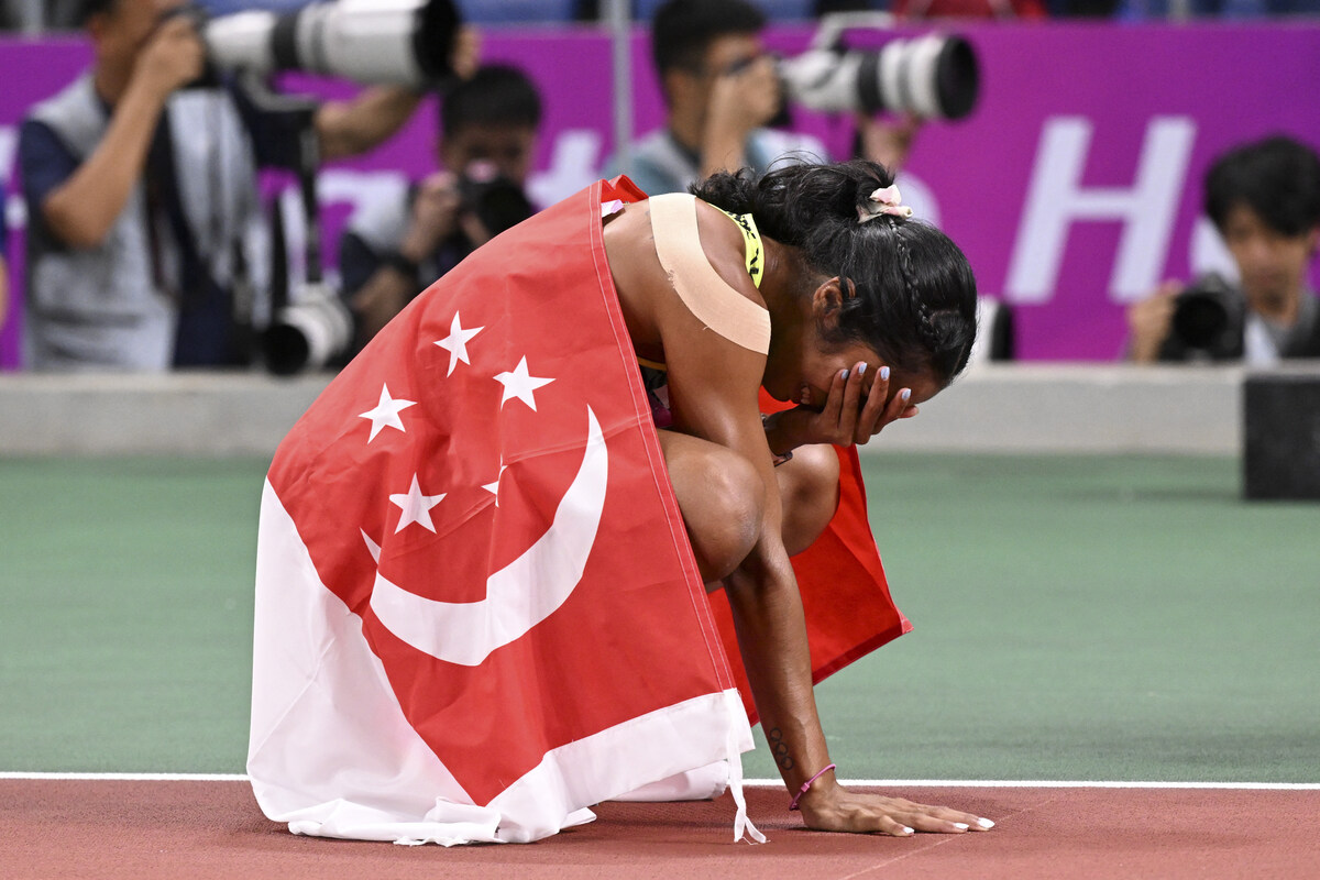 Singapores Shanti Pereira celebrates winning the women's 200m final athletics event during the 2022 Asian Games in Hangzhou in China's eastern Zhejiang province on October 2, 2023. (Photo by WILLIAM WEST / AFP)