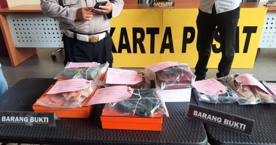 Evidence in the case of the Coldplay ticket fraud with the suspect Ghisca Debora at the Central Jakarta Police Resort (Photo: detikcom).