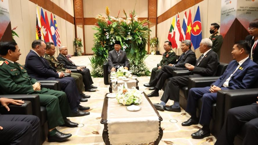 Indonesian Defense Minister Prabowo Subianto opens the forum or meeting of defense ministers from ASEAN member states and partner nations during the ADMM and ADMM-Plus event at the Jakarta Convention Center (JCC), Senayan, Central Jakarta, on Wednesday (15 Nov). (Photo: The Indonesian Ministry of Defense)