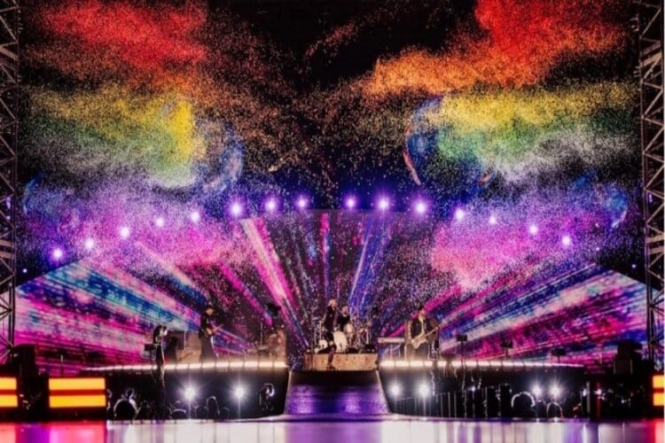 Coldplay's Jakarta Concert a resounding success; Chris Martin greets audience with "Assalamualaikum" and poetic rhymes