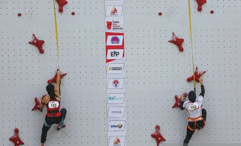 Indonesian rock climber Rajiah Sallsabillah (right) competes in a speed race against Chinese athlete Lijuan Deng (left) during the qualifying round of the IFSC Asian Qualifier Speed category in Jakarta's GBK Climbing Arena on Sunday (12 Nov). (Photo: antaranews.com)