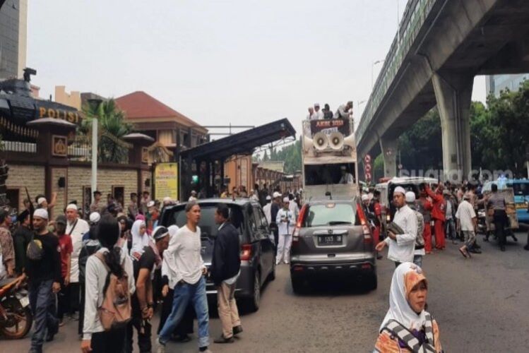 Several Islamic organizations held a demonstration to protest Coldplay's performance in Jakarta. (Photo: Suara.com/Faqih).
