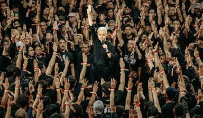 Ganjar's three-finger salute. (Photo: suara.com)