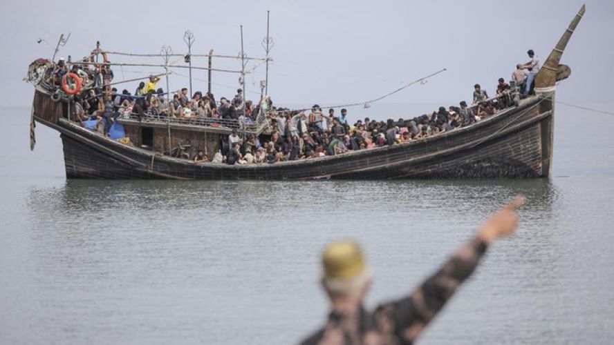 The residents of Aceh reject Rohingya immigrants who landed on their village shores and request the immigrant group to board the ship and set sail again. (Photo: AFP via CNN Indonesia)