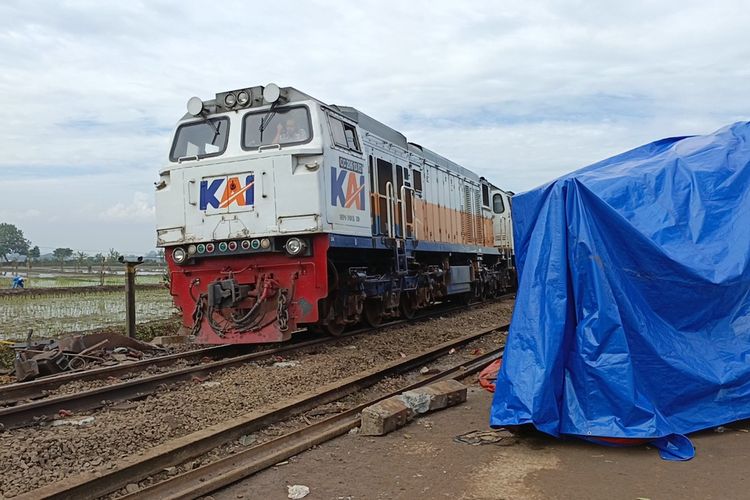 A train is passing through the Cicalengka-Haurpugur track after the train accident incident that occurred last Friday (5 Jan). (Photo: KOMPAS)