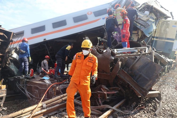 The Basarnas Bandung Rescue Team evacuates passengers affected by the train collision in Cicalengka, Bandung, West Java, on Friday (5 Jan). (Photo: Basarnas Bandung)