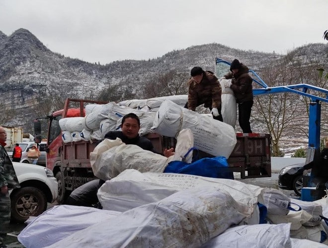 Relief supplies are brought to Liangshui village, Tangfang town, Zhaotong city, in Southwest China's Yunnan province on Monday (22 Jan), following a landslide. (Photo: Daily Mail)