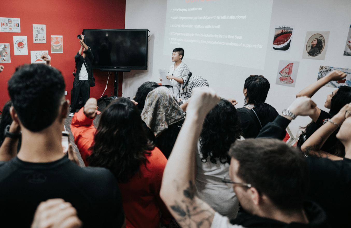 160 people of various racial and religious backgrounds squeezed together for the private event ‘Steadfast for Palestine’. (Photo: zack dilaroca)