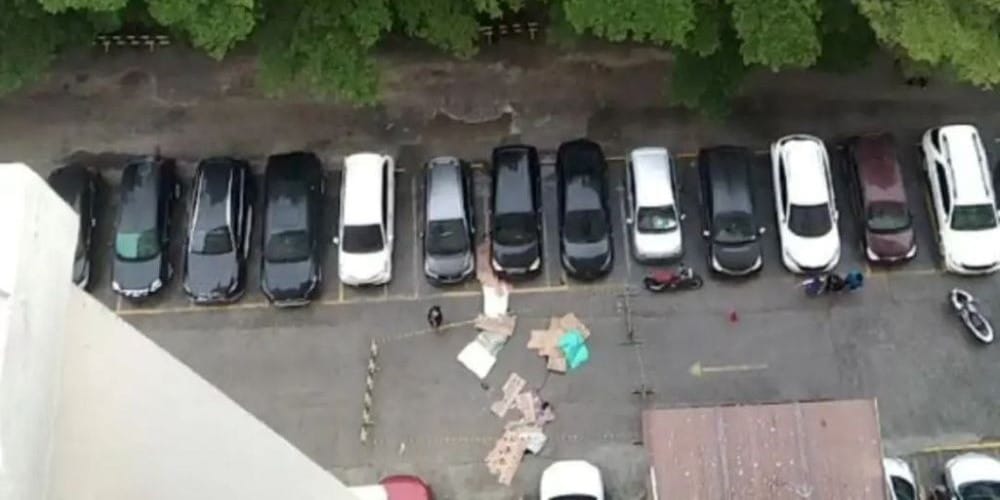 A family died after plunging from the 22nd floor of an apartment building in the Penjaringan area, North Jakarta, on Saturday (9 March). (Photo: VIVA)