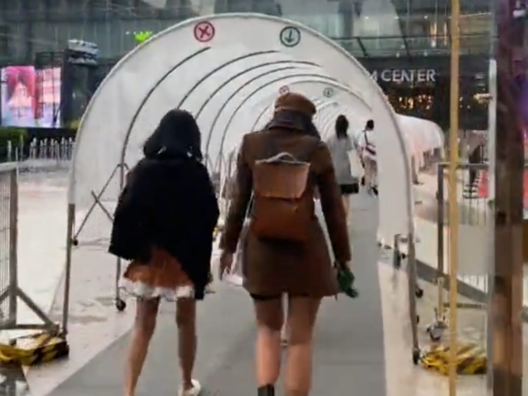 Temporary Tunnel Connecting Siam Paragon to Siam Center (TikTok/enchantia_saw)